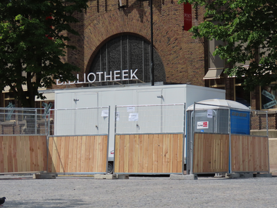 850163 Gezicht op een toiletwagen op de Neude te Utrecht, die daar neergezet is als een van de coronamaatregelen, ...
